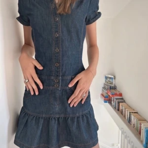 Klänning - priset kan diskuteras!! Finaste jeans klänningen i super skick! Ställ gärna frågor i kommentarerna eller dm💕