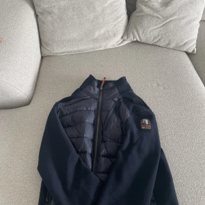 Parajumper jacka - Fin och skön jacka från parajumper, inget slitage eller skavanker. Storlek M. Hör av dig om du är intresserad av mer bilder osv.