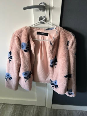 Jacka - Jacka från zara använd bara n gång vid en resa. Fin bekväm och normal i storlek. Är med kjedan.