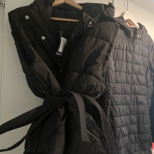 Väst från bohoo  - Hej säljer min fina väst med prislapp Storlek 36  Helt ny och oanvänd  Nypris 600kr mitt pris 250