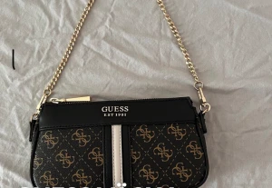 Guess Väska - Säljer denna jättesöta guess väska som jag precis köpt, då den inte kommer att komma till användning. Eftersom jag har många väskor. 