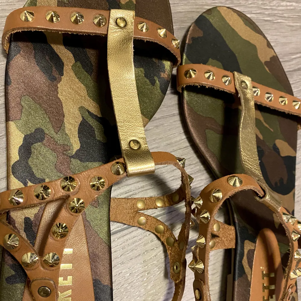 Helt oanvända kamouflage sandaler med guldiga nitar. Inköpspris 199kr.. Skor.