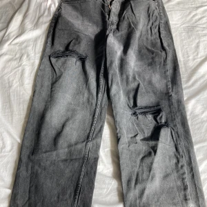 H&M Svarta Jeans - Jeansen är mycket stora så en storlek 38 skulle lätt passa i dehär. De är nästan helt oanvända. 
