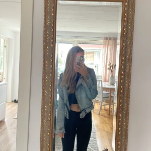Jeansjacka  - En kortare jeansjacka med många detaljer, inga defekter. Skriv privat för fler frågor.