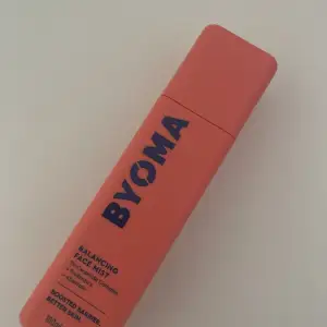 Säljer min BYOMA Face Mist. Köpt i början av denna månaden, ungefär halva kvar. Lite mer. Säljer pga. att min hud har börjat reagera på den. Aldrig rörd vid mitt ansikte eller hud.