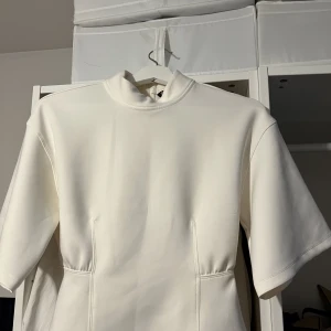 TOPP FRÅN ZARA - Topp från ZARA i nytt skick. Tjockt material. Liten i storleken.