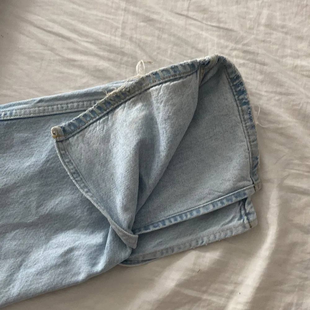 Säljer mina ljus blåa jeans med slits säljer för att de inte kommer till andvändning . Jeans & Byxor.