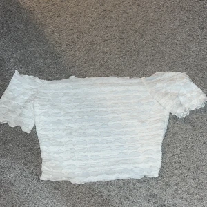 Vit top -  Vit topp med fina detaljer runt om i ny stick är  använt endast  två gånger