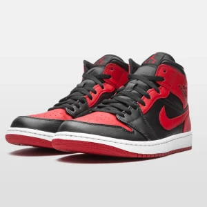 Nike Air Jordan 1 Mid Banned - Hej! Jag säljer dessa röd svarta Nike air Jordan 1 mid. I storlek 37.  Andvända några gånger och har en liten creese när framme vid tån. Köpte för 1449kr. Säljer då de är för små💖