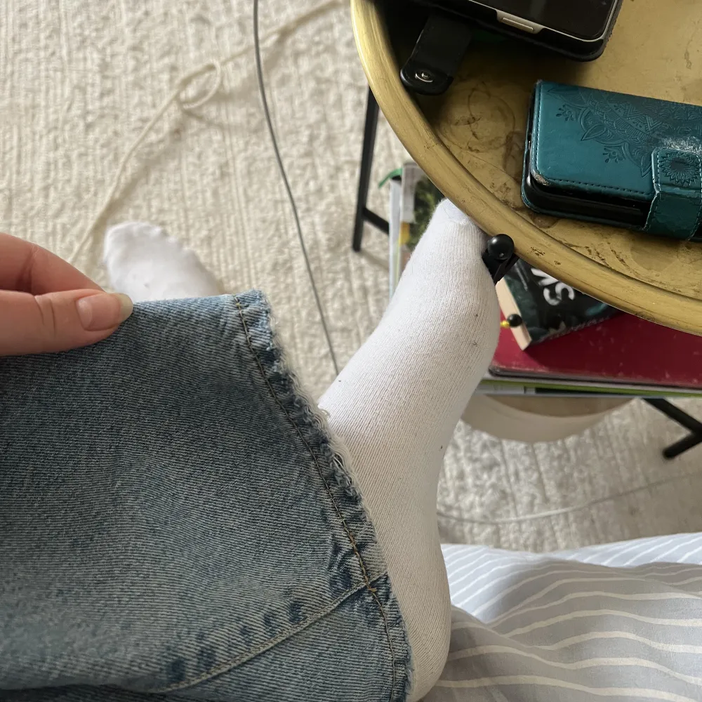 Säljer dessa vida jeans från bikbok. Otrolig sköna och väldigt bekväma 🩷 använt mycket men ändå bra skick. (Det slitna längst nere på byxorna och på kickorna är design) 🩷. Jeans & Byxor.