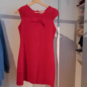 En as gullig röd klänning med dragkedja på baksidan, den är använd ca 4 gånger och har mesh detaljer vid axlarna💃