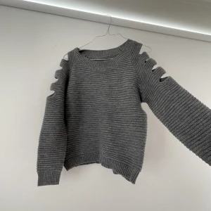 Cut out tröja - Super snygg tröja med cutout på armarna💓Vet inte vilket märke då lappen är borta. Tycker den är så cool men passar tyvärr inte på mig, skulle nog passa någon som brukar ha storlek xs eller s 💕 passar perfekt nu till hösten! Skriv om ni har fler frågor