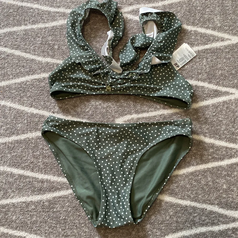 Jättefin grön bikini från H&M. Är i bra skick och ser så gott som ny ut!. Övrigt.