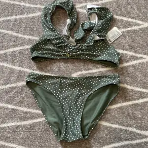 Jättefin grön bikini från H&M. Är i bra skick och ser så gott som ny ut!