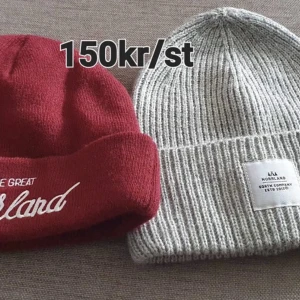 Två aldrig använda norrlands mössor - Två aldrig använda Norrlands mössor. 150kr st.  (Katt finns i hemmet)