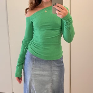 Grön offshoulder-topp💚 - Såå snygg top i nästintill nyskick, använd endast 1 gång. Vid flera intressenter startas budgivning.💚