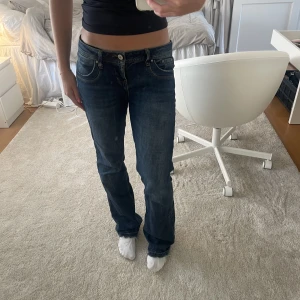Ltb jeans - Jeans från LtB i modellen ”valerie”, de har stolek 28/32 men de är avklippta längst ner som visas på bilden. De är tillräckligt långa på mig som är 173 cm