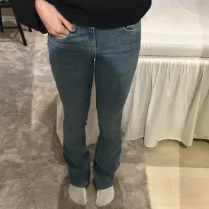 Säljer dessa jeans från Zara i storlek 34, endast använd några fåtal gånger så de är i väldigt fint skick! Pris: 250kr+frakt🥰