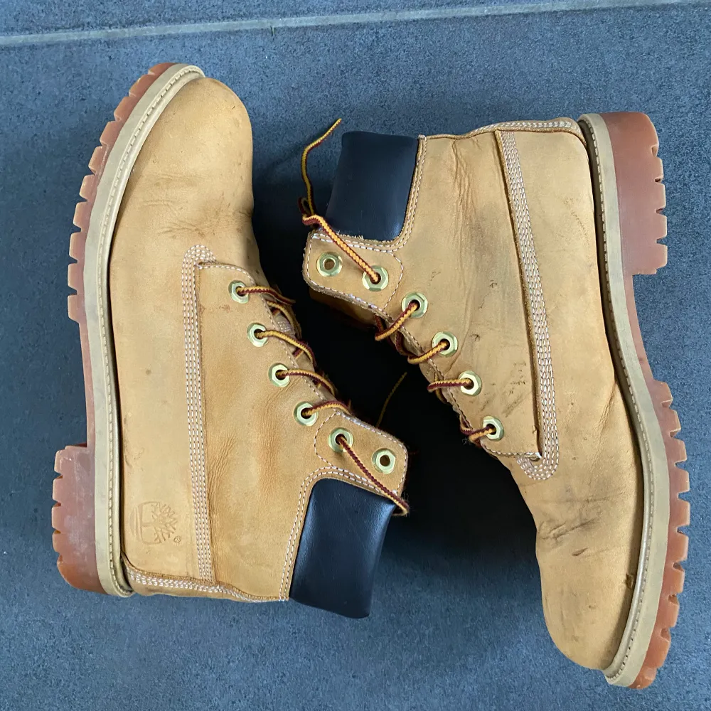 Hej!  Säljer ett par timberland kängor som tycärr är för små för mig! De har ett par år på nacken men är fortfarande fina och sköna! Ett litet Jack på ena skon och sen är de ganska slitna i hälarna.. Skor.