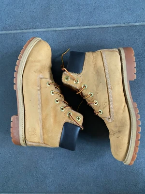 Timberland kängor - Hej!  Säljer ett par timberland kängor som tycärr är för små för mig! De har ett par år på nacken men är fortfarande fina och sköna! Ett litet Jack på ena skon och sen är de ganska slitna i hälarna.