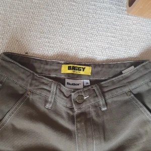 Baggy Butter Goods - Storlek 28, använda få gånger.