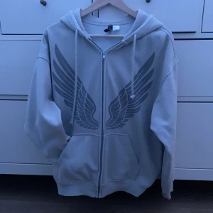 Women’s zip up hoodie. - Light grey, loose fit, true to size, worn 1-2 times & is still as good as new.