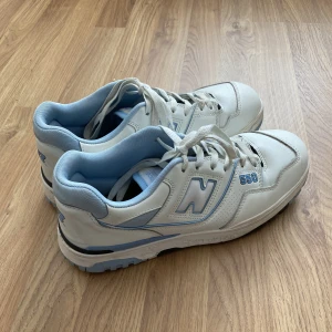 New Balance 550 Baby Blue - Trendiga NB 550 i storlek 44. Undersulan smutsig medan skon i sig är nyligen rengjord. Innersulan är lite stel men kan bytas ut för billig peng. Säljer för att köpa ett annat plagg. Kom med bud och frågor😄