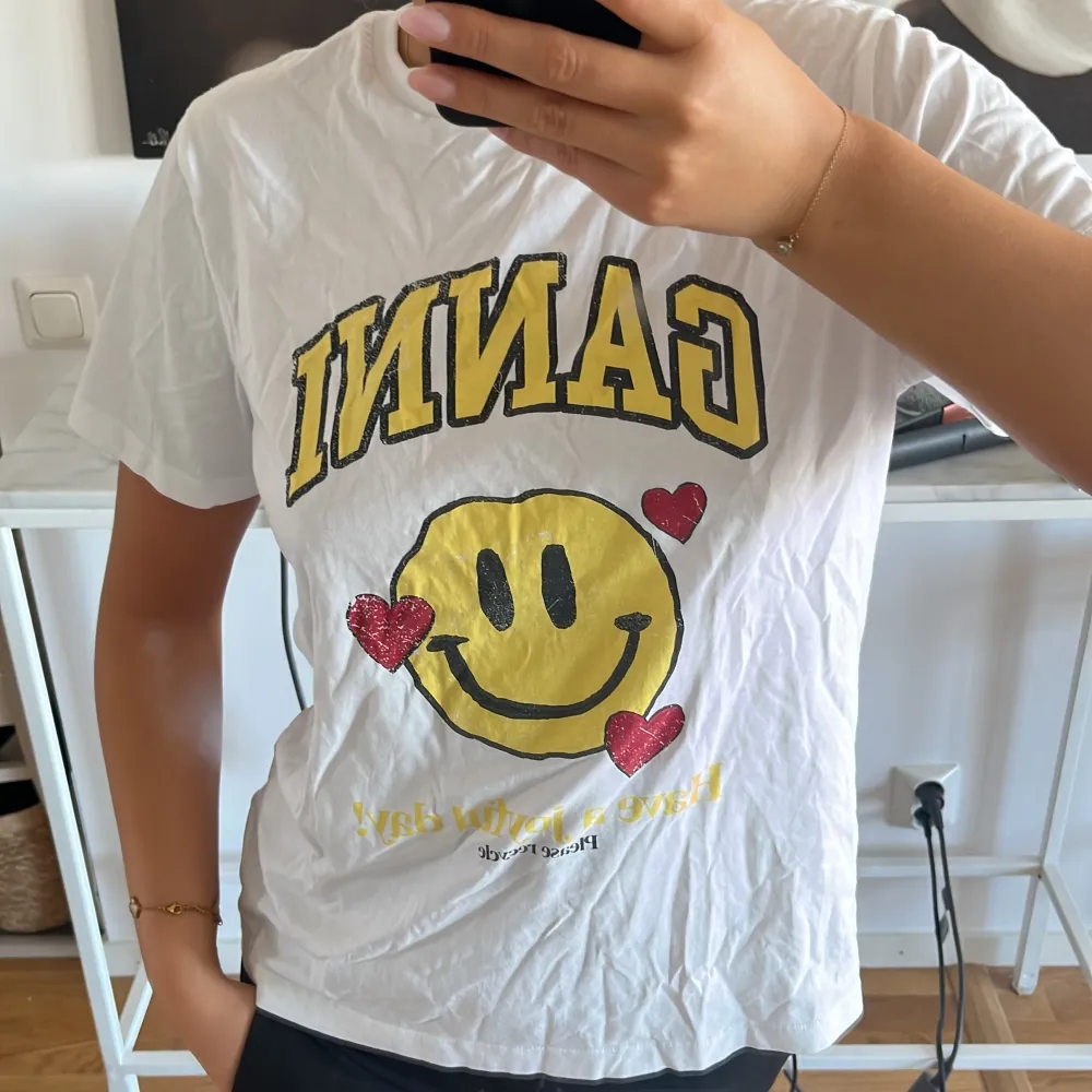 Snygg Ganni tröja köpt för 845! Knappt använd! 🤗. T-shirts.