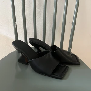 Svart klackar - Svincoola klackar som är superlätta att gå i. Klackhöjd kanske 6 cm! Andvända 1 gång men inget som syns🩷🩷🩷🩷