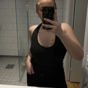 Linne  - Svart linne där banden går bak nacken istället för över axlarna. Superstretchigt och ”mjukt” material. Knappt använd, toppskick🌟 Katt finns i hemmet <3