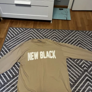 New black longsleeve - New black long sleeve Orginal pris 650kr mitt pris 350kr Storlek L