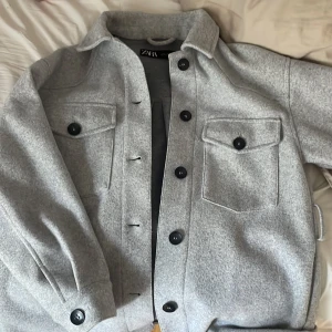 Zara kappa - Grå kappa från zara. Storlek S. Använd några gånger men ser ny ut.  Köpt för 699kr. Pris kan absolut diskuteras