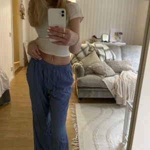 Linnebyxor - Blåa fina linnebyxor från lager 157, säljer dem pga att jag inte använder dem, superhäftiga å tunnt material💙