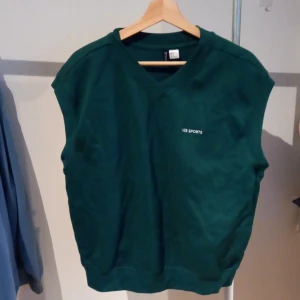 Väst - En mörkgrön väst som e från H&M. Använd ett par gånger men de finns nästan inga täcken på användning!