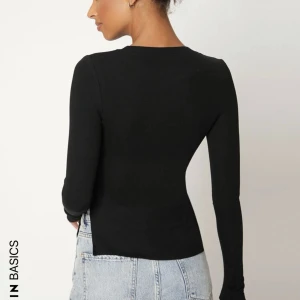 Svart tight tröja  - Fin tight tröja med slits på sidorna 💞