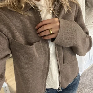 Kofta  - Brun/ beige zip upp kofta från Åhléns  Som ny 🤍🧸 