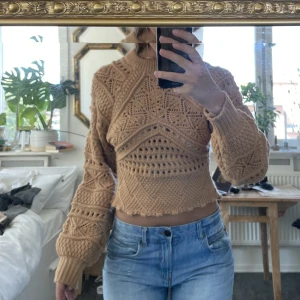 orange stickad tröja - säljer denna orangea stickade tröja, perfekt nu till hösten! sparsamt använd så i superfint skick ❤️‍🔥