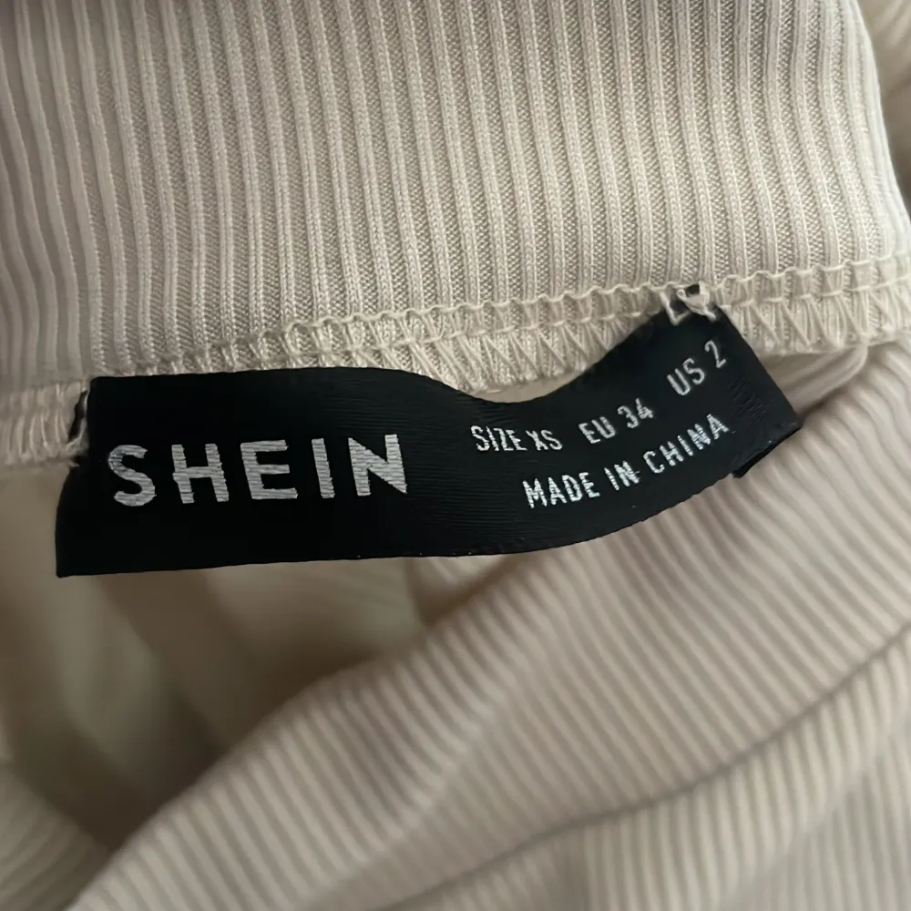 Beige tröja med öppning vid bysten, köpt från Shein i strl. XS (funkar även som S pga stretchigt material). Jättefin och trendig topp! Nyskick pga använd endast fåtal gånger. Överraskning vid köp🎁. Toppar.