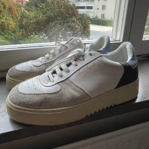 Axel Arigato sneakers  - Haft 1 år men inte använt så ofta, lite för ”bulkiga” för min vardagliga stil!   Trotts det så har ena hålet längst upp lossnat av (kolla bild)   Går ändå & knyta bra men släpper dessa för ett bra pris trotts det   Nypris 1200kr 