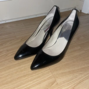 Michel kors  - Ett par Michael Kors klackar som andvänts 2-3 gånger. Bra skick men en gammal modell för dem som gillar det. Storlek 39-40 men är ganska så tajta så beror på hur breda fötter du har. Kontakta vid frågor m.m..