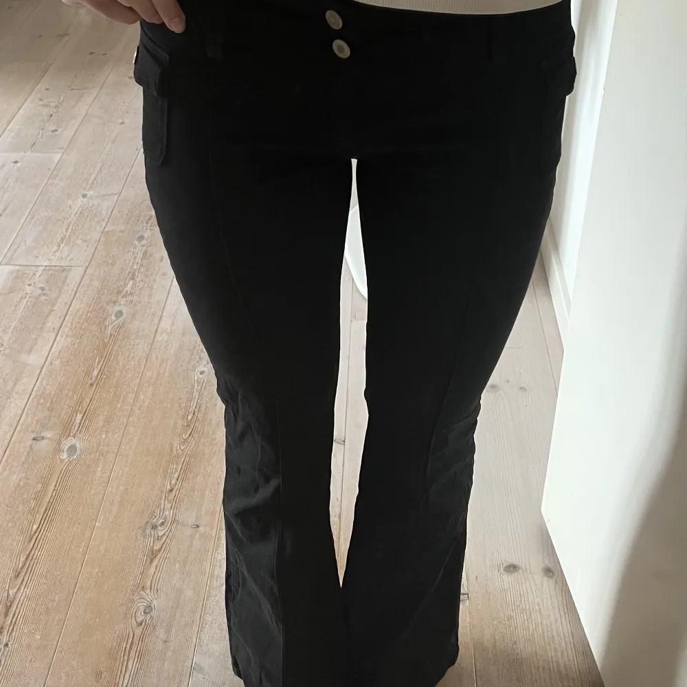 Ett par svarta lågmidjade jeans från brandy Melville💕 supersnygga men tyvärr lite korta för mig som är 170💕💕. Jeans & Byxor.