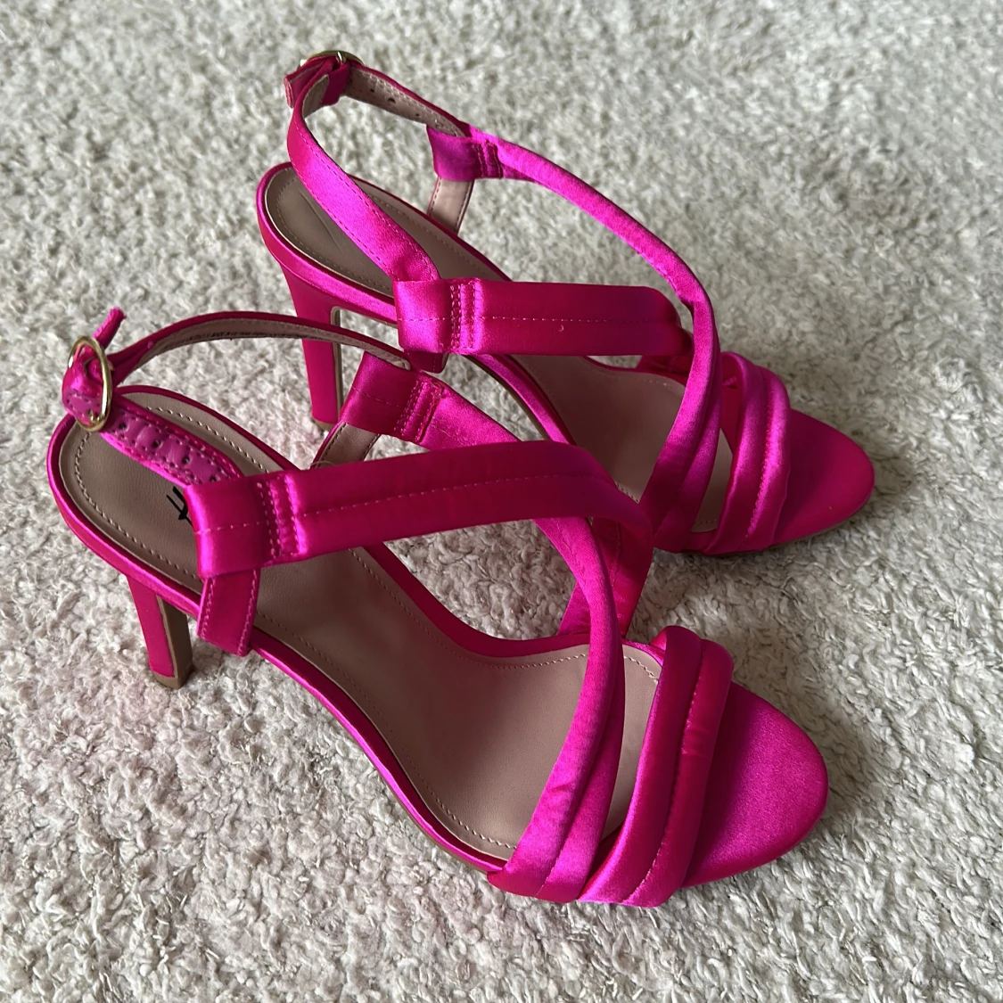 Oanvända rosa klackar