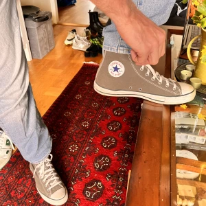 Converse höga gråa - Säljer mina höga gråa Converse. Använda bara ett fåtal gånger.   Storlek 44.5