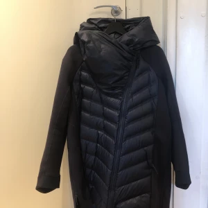 Nike jacka  - Mörkblå nikejacka med luva i jättebra skick. Sportig och elegant med mysig krage/luva.