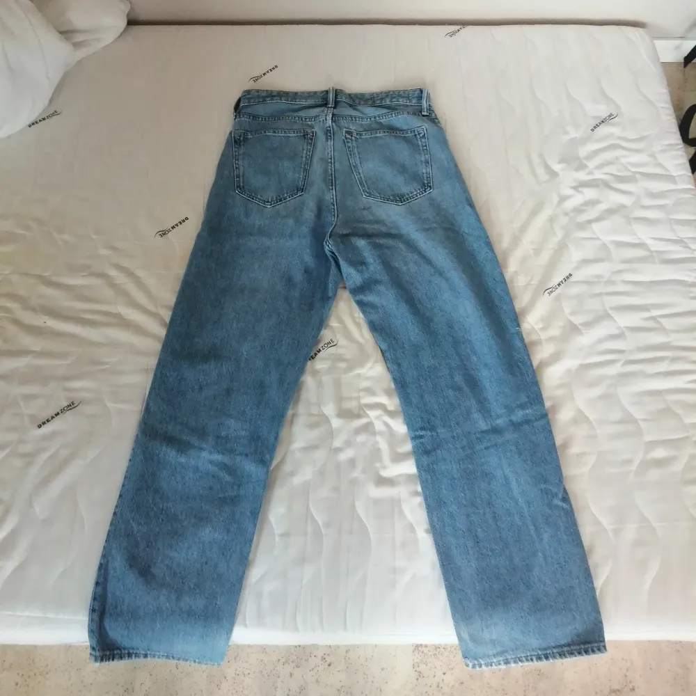 Blå loose fit jeans från hm pris kam diskuteras. Jeans & Byxor.