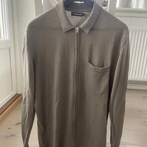 Merino Overshirt J.Lindeberg - Overshirt från J.Lindeberg i merinoull. Storlek XL men sitter mer som en Large. Använd enstaka tillfällen.