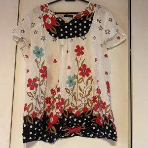 Blus - En fin färgglad blus , i tunt material, fint skick.