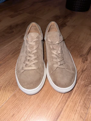 Mockaskor  - Mockaskor från KIOMI.     Rensar ur min garderob från en hel del oanvända kläder🌼 Kika och se om du ser något mer i min profil som du gillar så skickar jag med det till dig också!😊 Fler kläder kommer! 