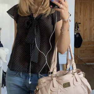 Prickig blus - Säljer åt en vän💓en såå söt prickig blus som kan man knyta där framme, i super fint skick