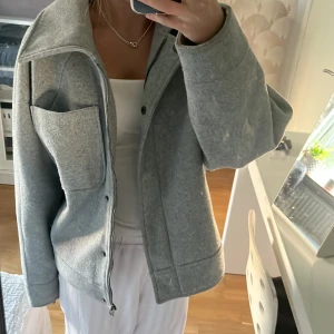 Kort kappa  - Säljer denna gråa kappan köpt på gekås, använd men inga effekter. Storlek S 36/38, kom privat vid frågor eller intresse💕💕